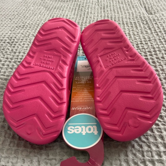 Like crocks but much more flexible and cushion they move with your child - Picture 2 of 3